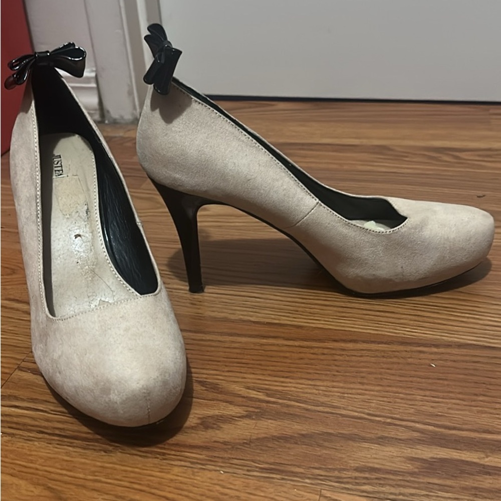JustFab Cream and Black Heels Classic Elegance